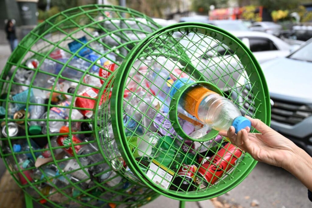 В Алматы изготовят ёлку из пластика