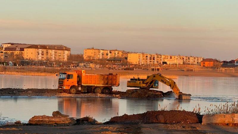 Очистка бухты Бертыс в Балхаше от донных отложений