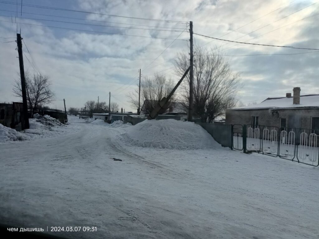 Старые линии электропередачи в поселке Аксу-Аюлы, Шетский район