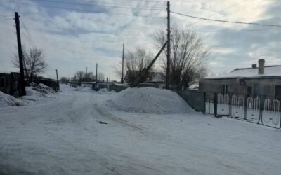 Старые линии электропередачи в поселке Аксу-Аюлы, Шетский район